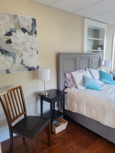 Two bedroom apartment in charming Hendersonville, walk to Main Street.