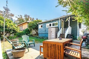 Outdoor dining - Charming Craftsman with Backyard - Dog Friendly! (Seattle)
