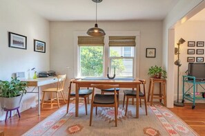 Dining - Charming Craftsman with Backyard - Dog Friendly! (Seattle)