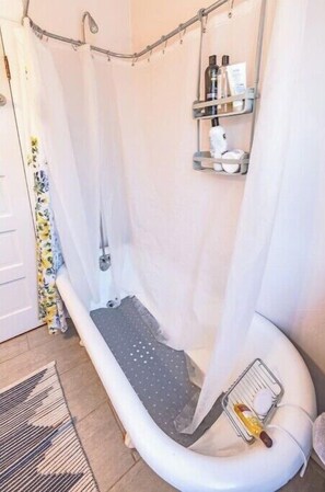Secadora de cabello y papel de baño 
