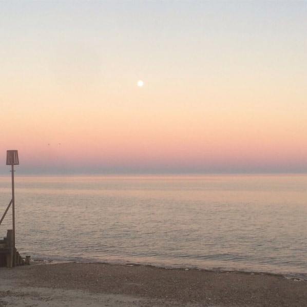 A beach scene with a calm sea and a clear sky. - Spacious beach bungalow, less than 5 minutes walk to the beach (Bognor Regis)