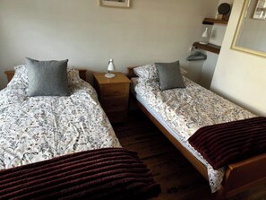 3 عدّة غرف نوم ومكواة/لوح كي وواي فاي وملاءات أسرّة