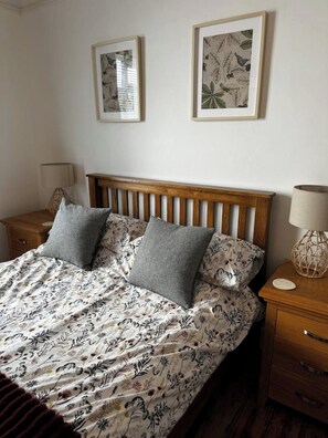 3 bedrooms, iron/ironing board, WiFi, bed sheets