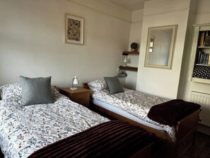 3 bedrooms, iron/ironing board, WiFi, bed sheets