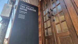 Una puerta de madera con un letrero encima que dice "The Folkster House Chianckhan".