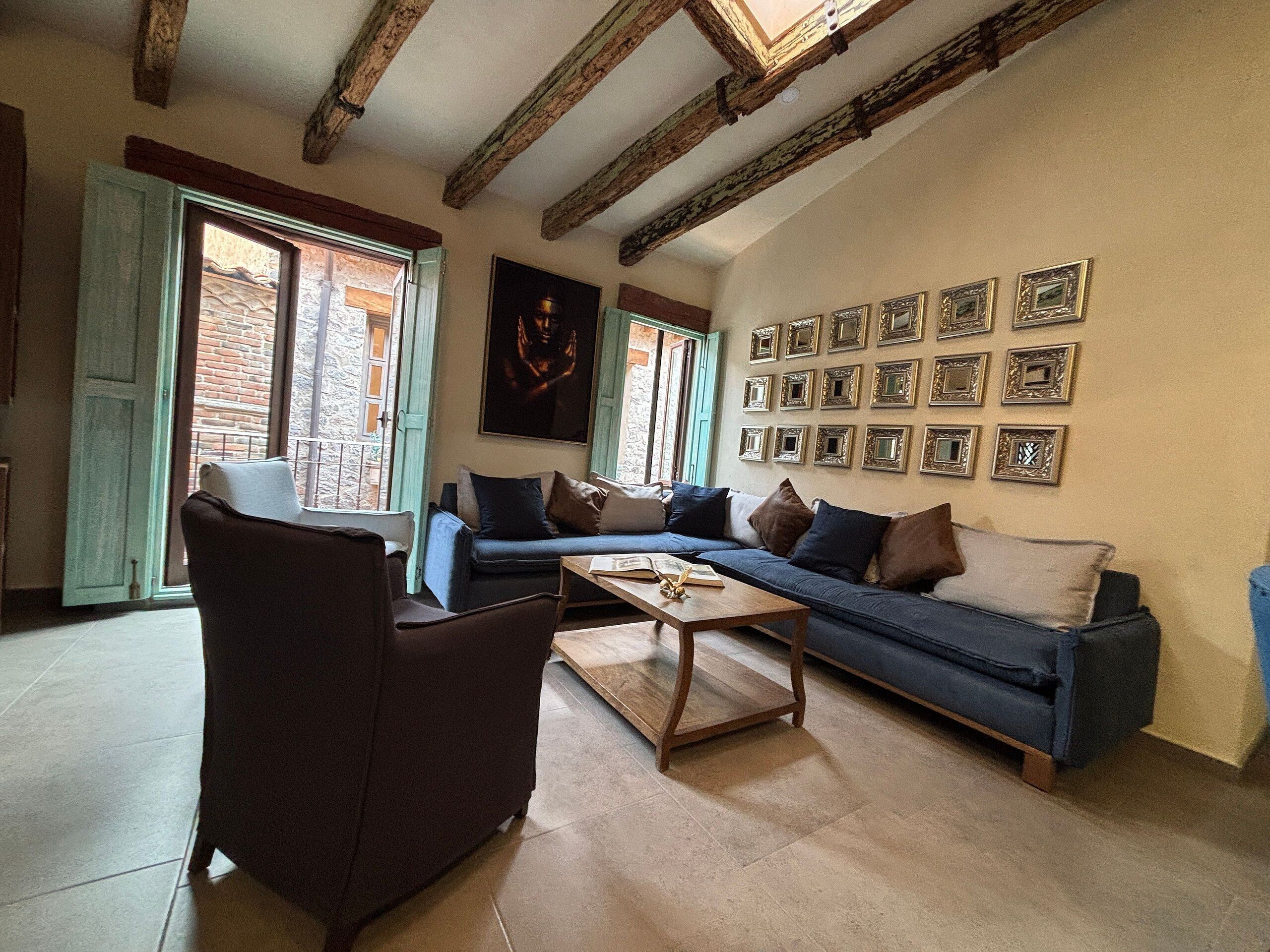 Apartamento básico | Zona de estar | Televisión de 55 pulgadas con canales digitales, películas de pago