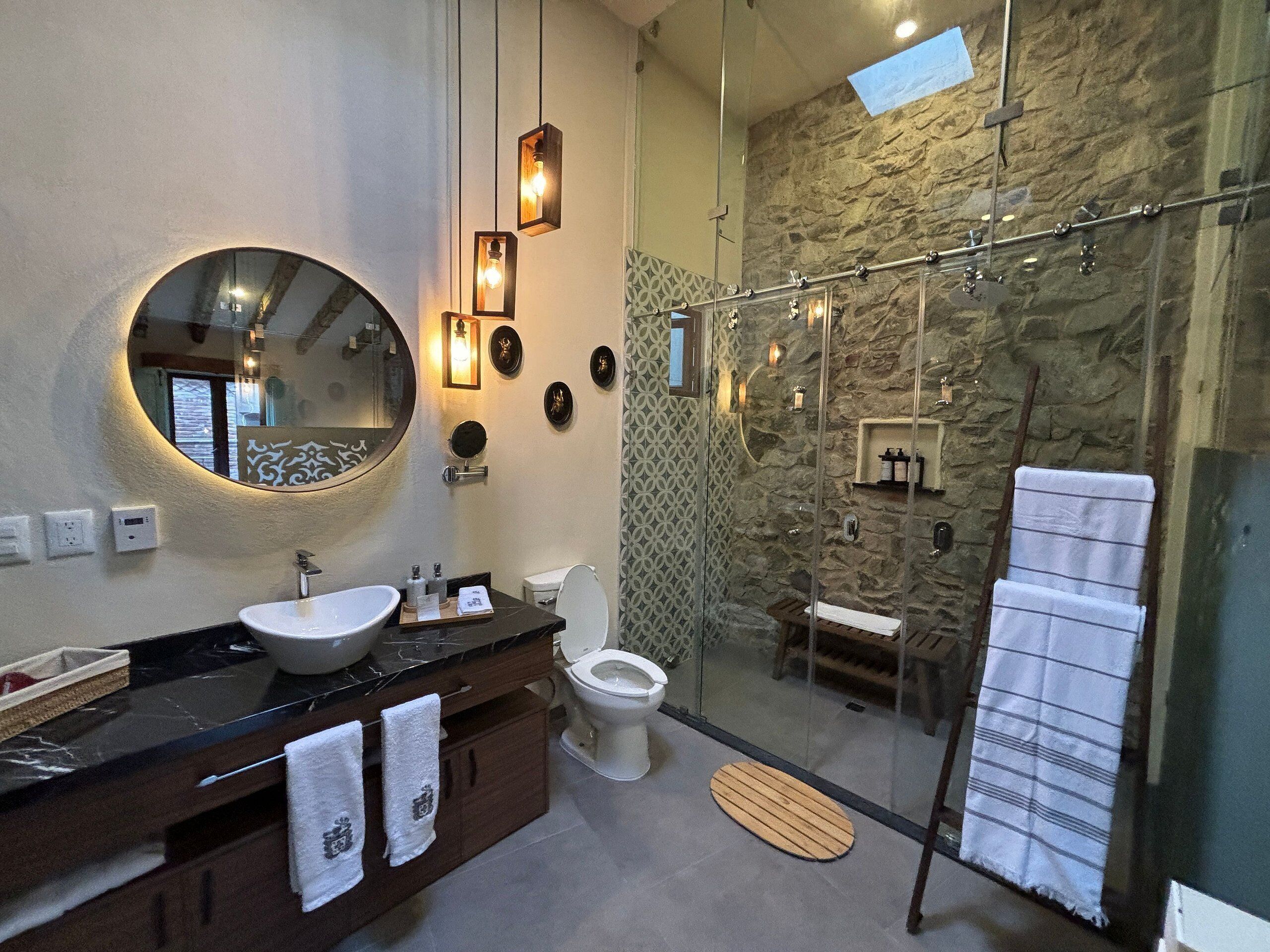 Appartement | Salle de bain | Douche, sèche-cheveux, peignoirs, serviettes fournies