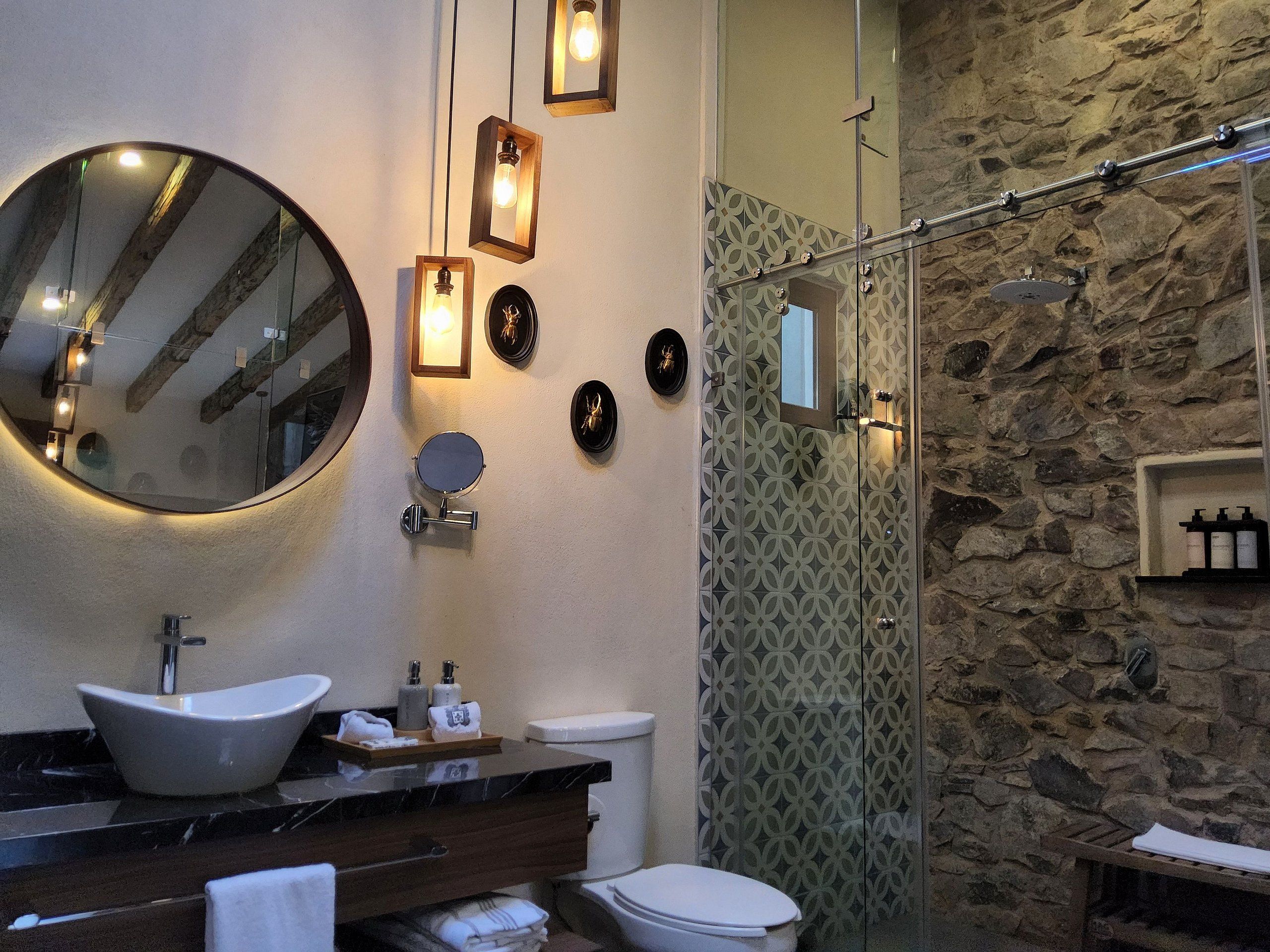 Departamento básico | Baño | Regadera, secadora de cabello, batas, toallas 