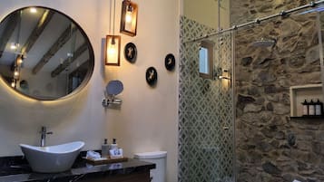 Departamento básico | Baño | Regadera, secadora de cabello, batas, toallas