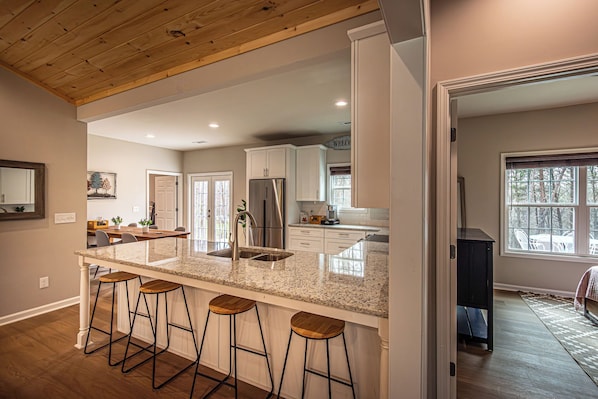 Jääkaappi, mikroaaltouuni, uuni, liesi