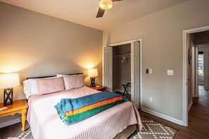 3 chambres, coffre-fort, bureau, fer et planche à repasser