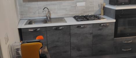 冰箱、微波炉、烤箱、炉灶