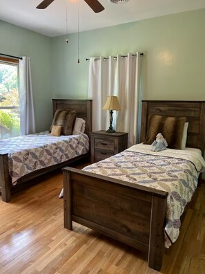 3 chambres, bureau, Wi-Fi gratuit, draps fournis
