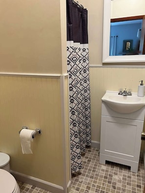 Shower - Wendover Cottage - 3 BR 2 BA (Hyden)