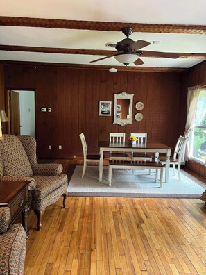 Dining - Wendover Cottage - 3 BR 2 BA (Hyden)