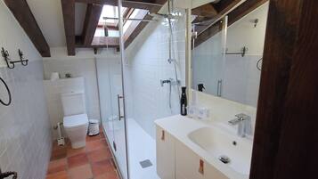 Een douche, een haardroger, handdoeken, zeep