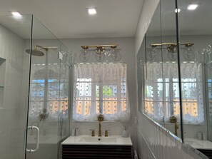 Dusj, hårføner, håndklær og såpe