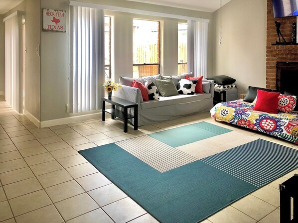 Smart TV, books - Charming Vacation Bungalow (Houston)