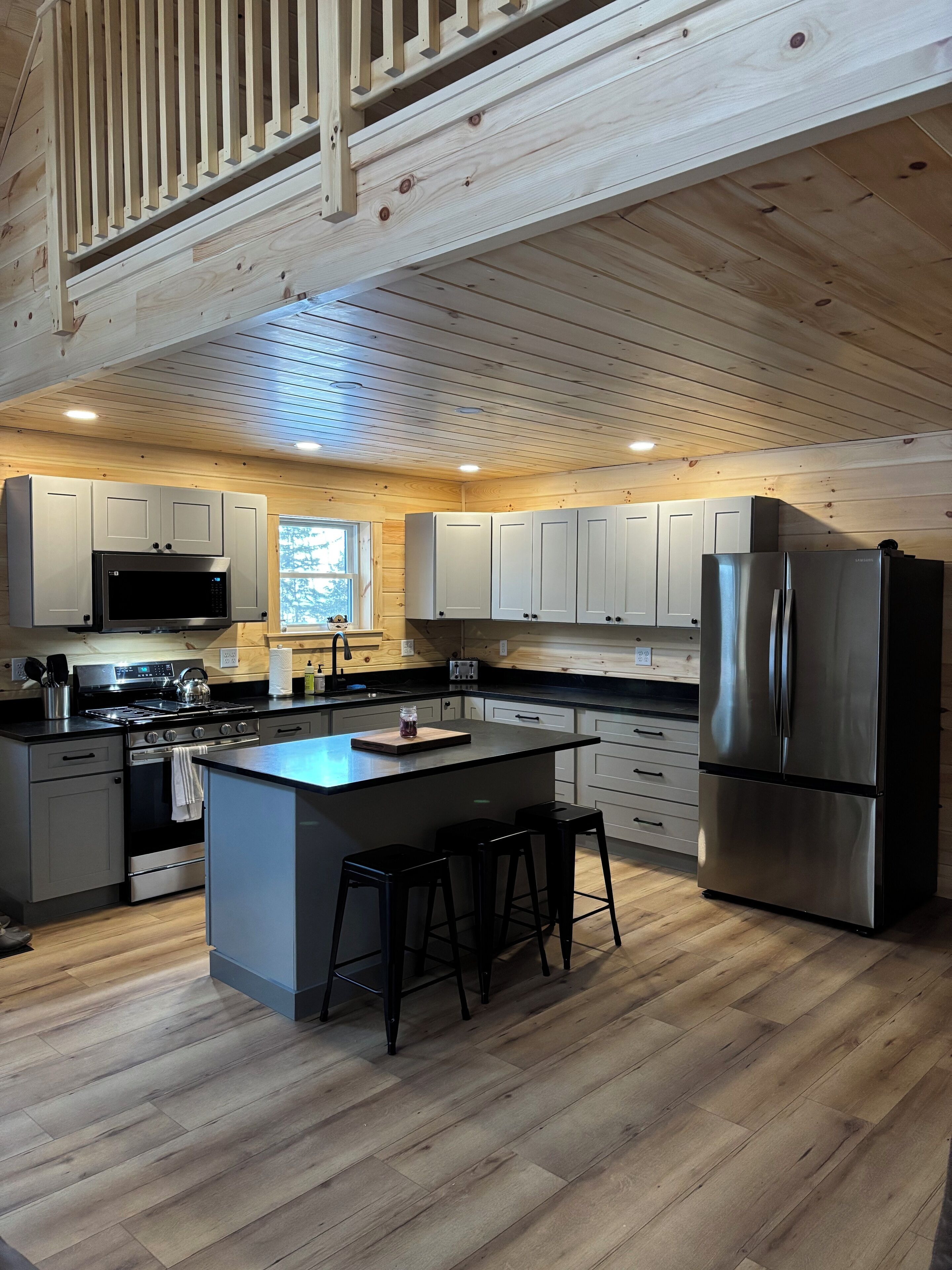 Refrigerador, microondas, horno y parrilla de estufa 