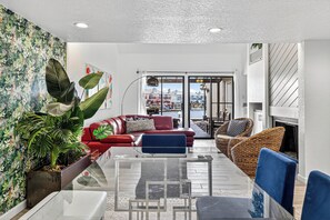 Una televisión, una chimenea