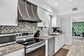 Refrigerador, microondas, horno, placa de cocina