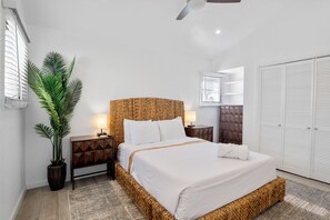 2 dormitorios, escritorio, tabla de planchar con plancha y cuna de viaje