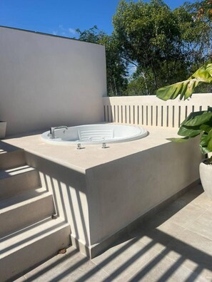 Bain à remous extérieur