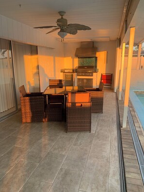 Outdoor dining - 3-bedroom house in nice Cape Coral with AC, WiFi (Cape Coral)