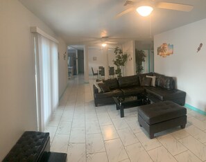 Living area - 3-bedroom house in nice Cape Coral with AC, WiFi (Cape Coral)