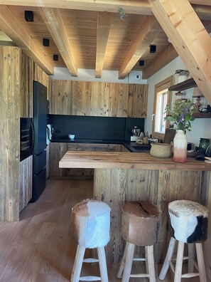 Frigorífico, microondas, horno y placa de cocina