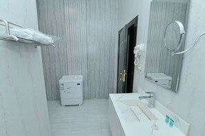 Separate tub and shower, towels, soap, shampoo - Oasis Suite Hotel Apartments (Al Kharj)