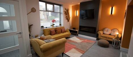 Älytelevisio, takka, työhuone