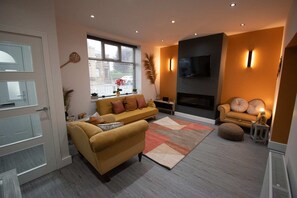 TV connectée, cheminée, espaces bureaux