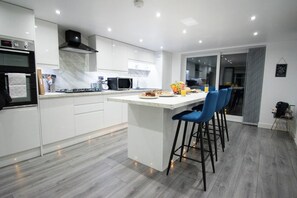 Dishwasher, coffee/tea maker - Selby - 5 Bedroom in Accrington (Accrington)