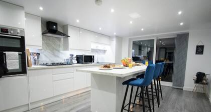 Selby - 5 Bedroom in Accrington