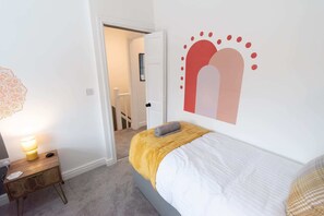 3 室のベッドルーム、デスク、旅行用ベビーベッド、WiFi (無料)