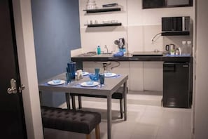 Cookware/dishes/utensils