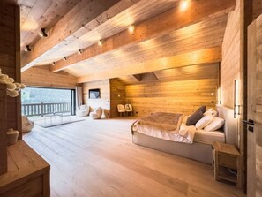6 bedrooms, iron/ironing board, free WiFi, bed sheets