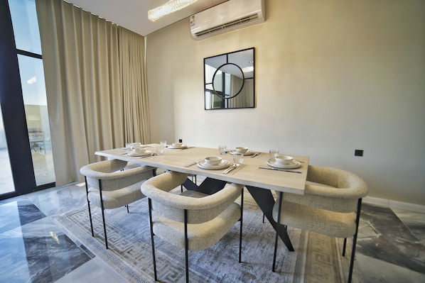 Apartamento de lujo | Zona de estar | Smart TV de 55 pulgadas con canales digitales