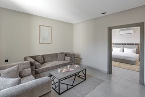 Leilighet – deluxe | Oppholdsområde | En 55-tommers smart-TV med digitale kanaler