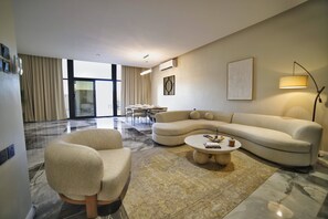 奢华公寓 | 起居区 | 55-英寸智能电视（配备数码频道）