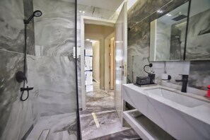 奢华公寓 | 浴室 | 淋浴设施、毛巾