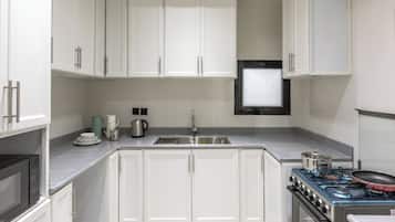 Family Apartment, City View | Private kitchen | Microwave, stovetop, electric kettle