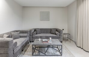 Familieleilighet, byutsikt | Oppholdsområde | En 55-tommers smart-TV med digitale kanaler