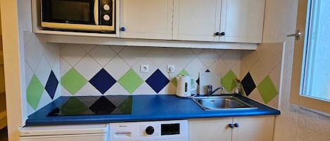 Kühlschrank, Mikrowelle, Herdplatte, Wasserkocher mit Kaffee-/Teezubehör