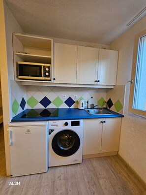 Réfrigérateur, micro-ondes, plaque de cuisson, cafetière/bouilloire