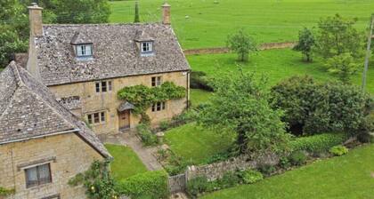 Orchard Cottage - Beautiful Home near Broadway