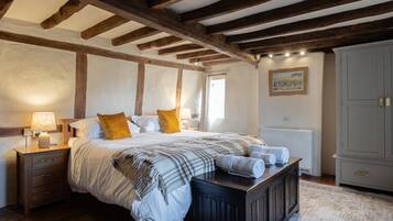 4 bedrooms, desk, iron/ironing board, free WiFi