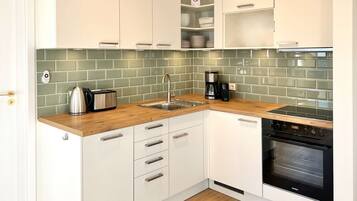 Kühlschrank, Mikrowelle, Ofen, Herdplatte