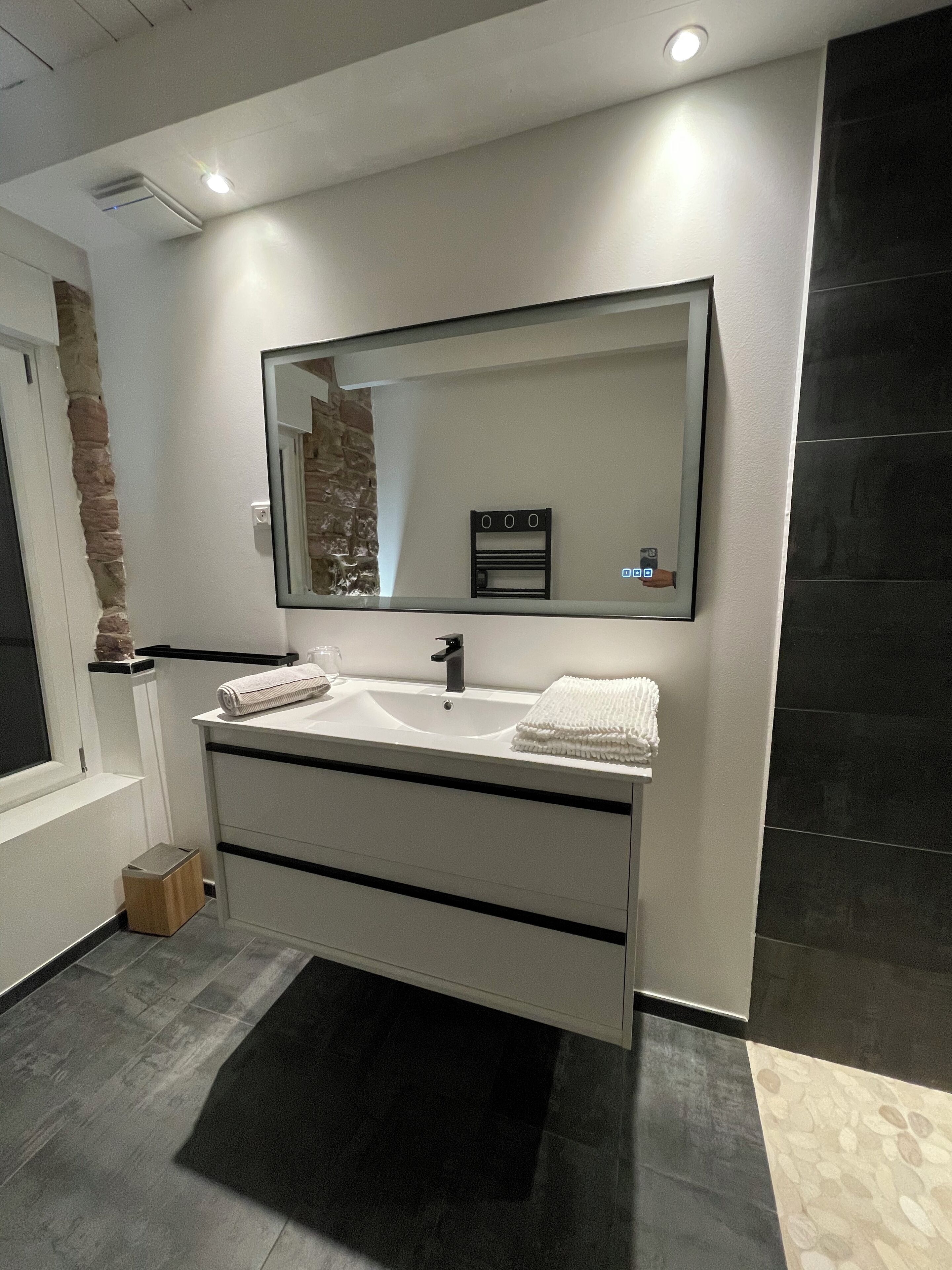 Ducha, secador de pelo, toallas y jabón